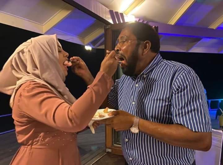 ރައްޔިތުންގެ މަޖިލީސް މެންބަރުންގެ މުސާރަ ކުޑަކުރަން ދެކޮޅު ކަމަށް މަޝްހޫރު ވިޔަފާރިވެރިޔާ އަދި މާމިގިލީ ދާއިރާގެ މެންބަރު ގާސިމް އިބްރާހިމް މިއަދު ވިދާޅުވެއްޖެ... ޤާސިމަކީ ޤައުމަށް އިޙްލާސްތެރި ބޭފުޅެއްނޫން.. މިގައުމު ޅޫޓުވުންނޫން ކަމެއް ނުކުރޭ.