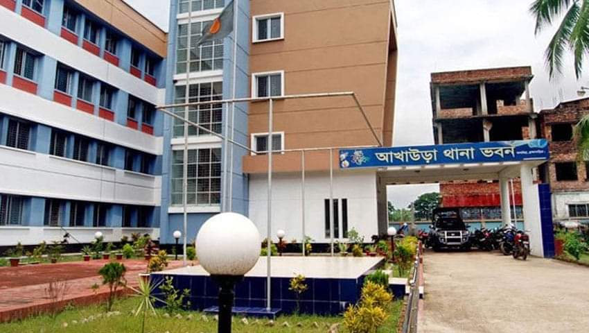 আখাউড়ায় জানালার গ্রিল ভেঙে পালালো আসামি, ২ পুলিশ সদস্য বরখাস্ত