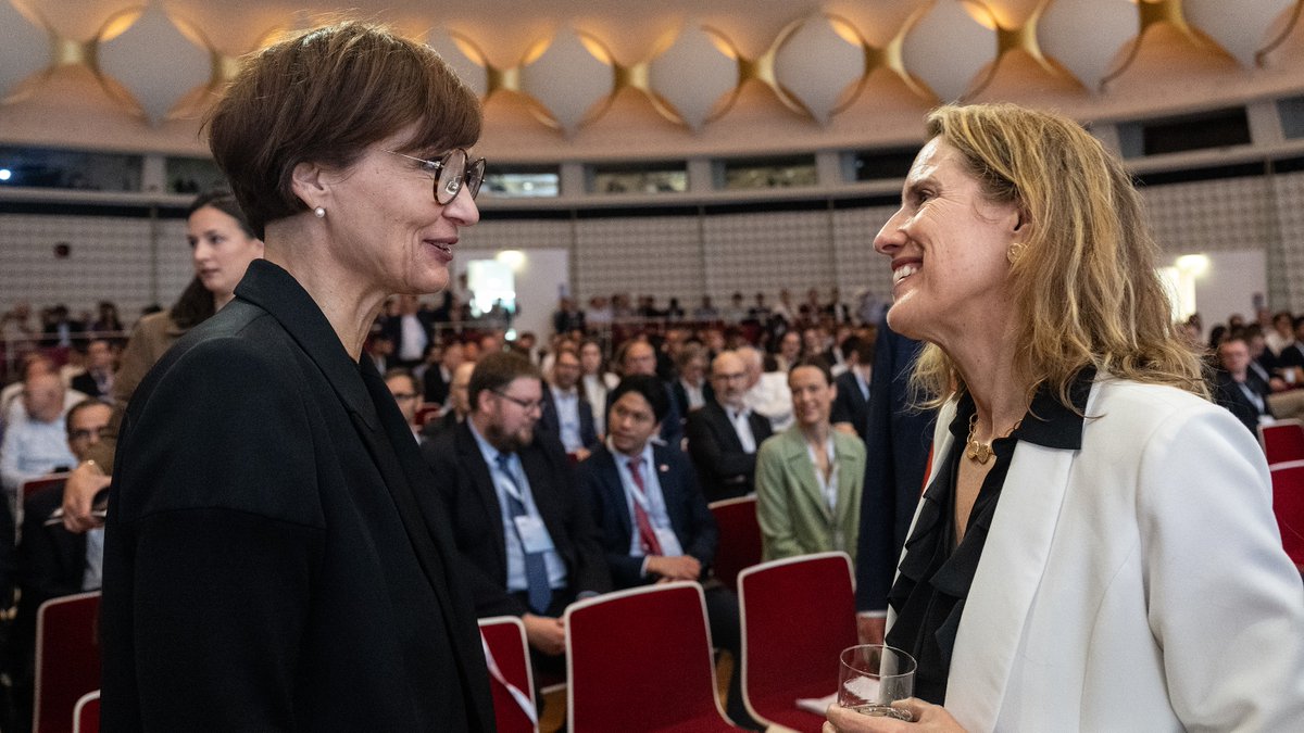 EUREKA_NETWORK's tweet photo. 🇨🇦🇩🇪 The Canadian-German Eureka Co-Chair has started!

📢 Today, Germany’s Federal Minister @starkwatzinger, Canada’s Chargée d´Affairs @EvyCoul and #Eureka President Rudolf Haggenmüller gave keynote speeches at the Berlin #6G Conference to kick-off our Canadian-German Co-Chair. 

They highlighted the importance of promoting #innovation and technology development through our global network of valued partners.

Check out this website to learn more about our Co-Chair programme 👉 https://t.co/9lVZLE6wtp

#furthertogether @NRC_CNRC  @BMBF_Bund  @CanEmbGermany 

Picture credits: BMBF