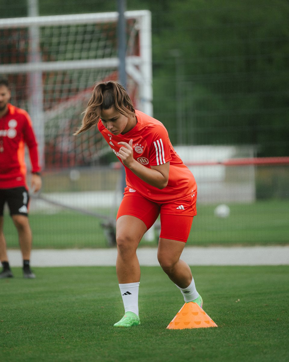 FCBfrauen's tweet image. Obi in RED! ❤️🤍

#MiaSanMia #FCBayern