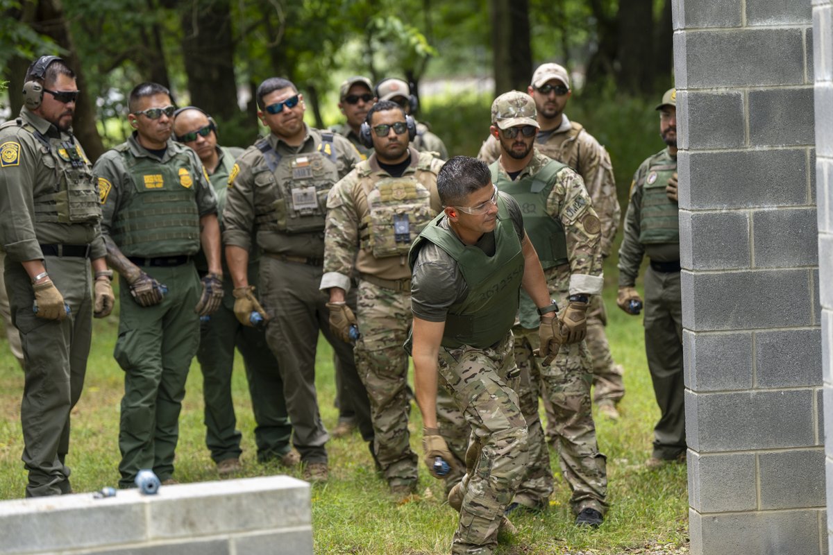 CBPLESCXD's tweet photo. LESC's Less-Lethal Training Branch recently instructed Controlled Noise and Light Distraction Device class 2401, which is attended by #USBP SOD/SOG, #BORTAC, #BORSTAR & #OFOSRT, and certifies them as instructors on these devices. #LearnAboutLESC @OFOEAC @USBPChief @USBPChiefSOG https://t.co/0hZiiayBIO