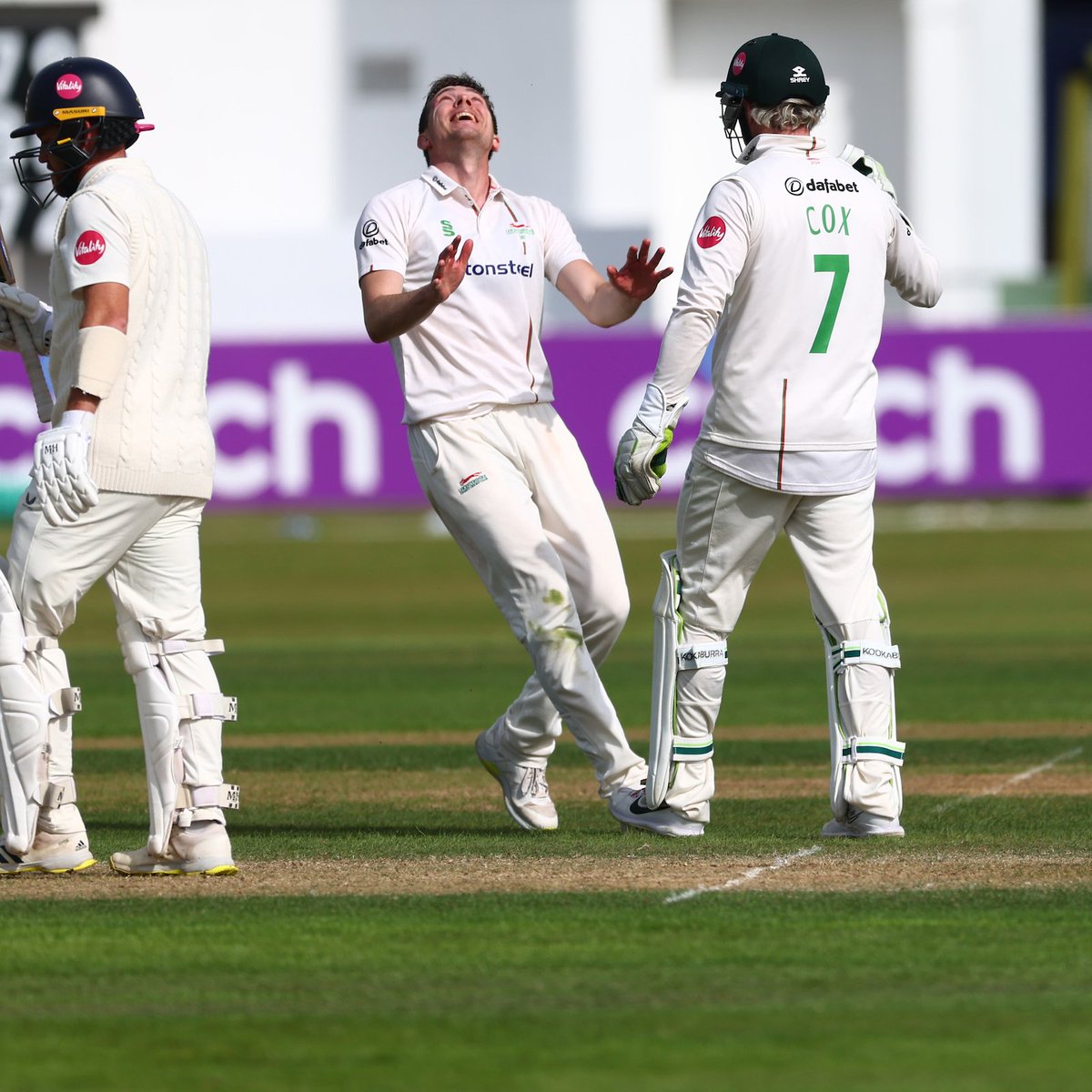 leicsccc's tweet photo. What those quick wickets meant to the Foxes. ✊

Five to go...

🦊#LEIvMID https://t.co/L7CA1PQdD8