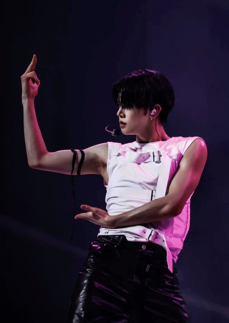 sillyawnzzn's tweet photo. show me mercy 🔫💕

🌧 on me #YEONJUN🦊 #TheKilla https://t.co/eVdgTHcfXb