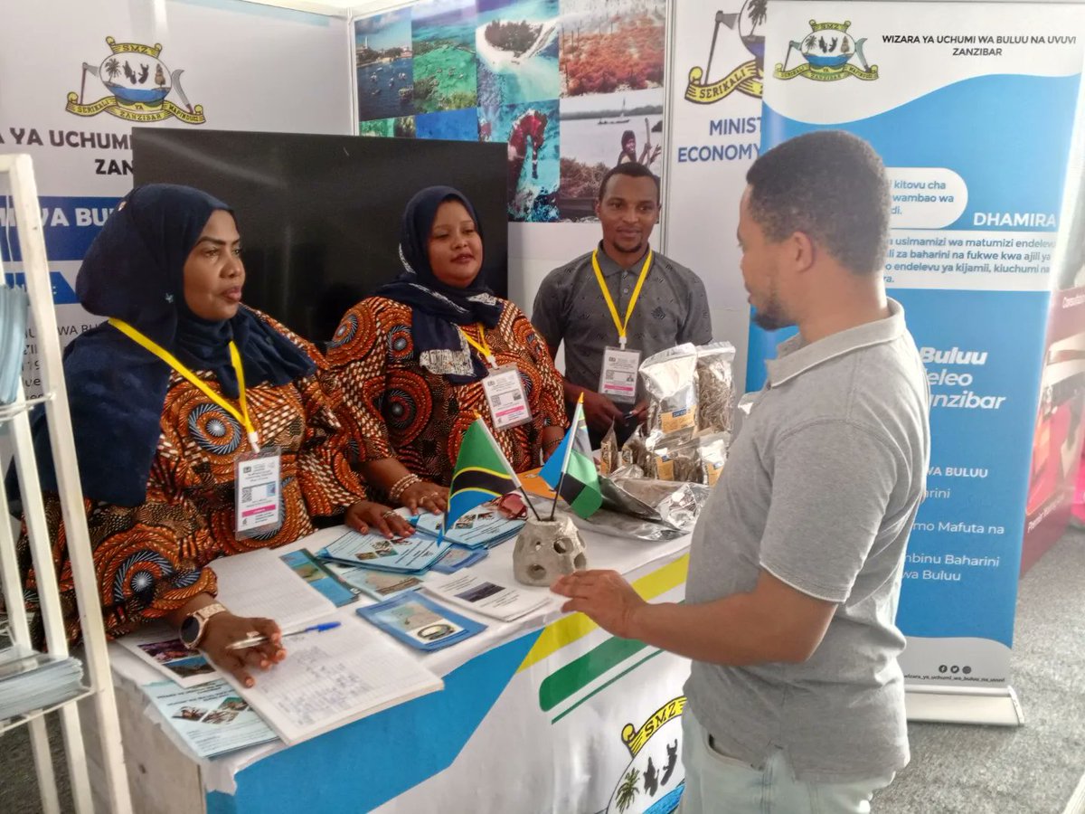 Wananchi mbalimbali wamefika katika banda la Wizara ya Uchumi wa Buluu na Uvuvi Zanzibar wakipata elimu kuhusu dhana ya Uchumi wa Buluu, vipaombele vya Wizara, kutoa uelewa juu ya Utangazaji wa Duru ya Kwanza ya Uwekezaji wa Vitalu vya Mafuta na Gesi Asilia Zanzibar.
