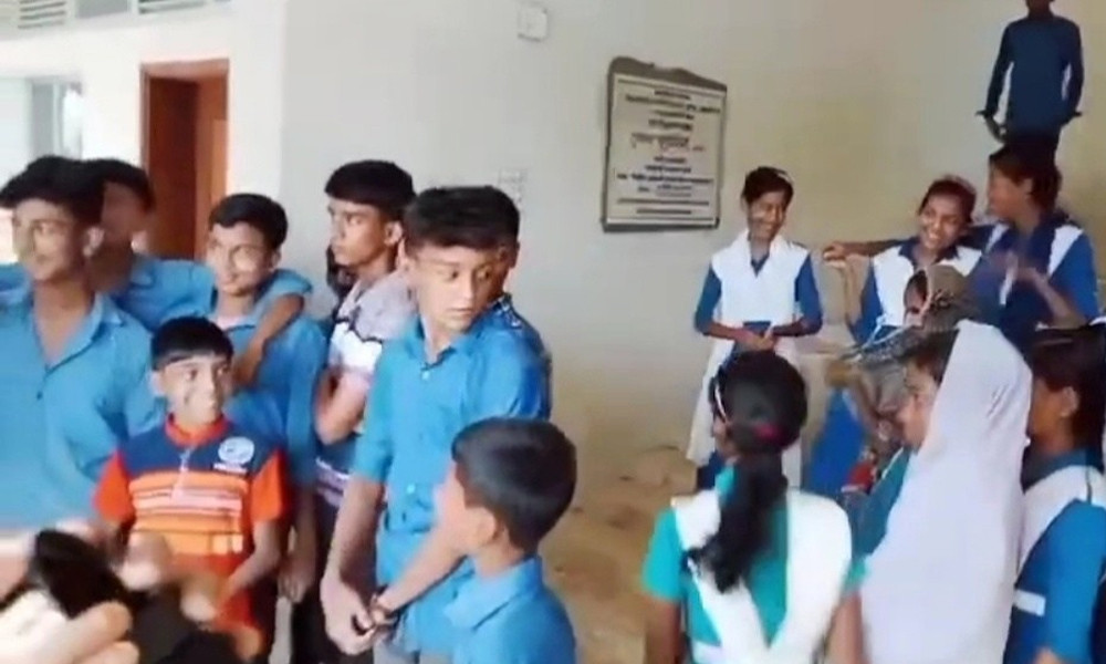 শিক্ষার্থীরা এলেও আসেনি কোনো শিক্ষক