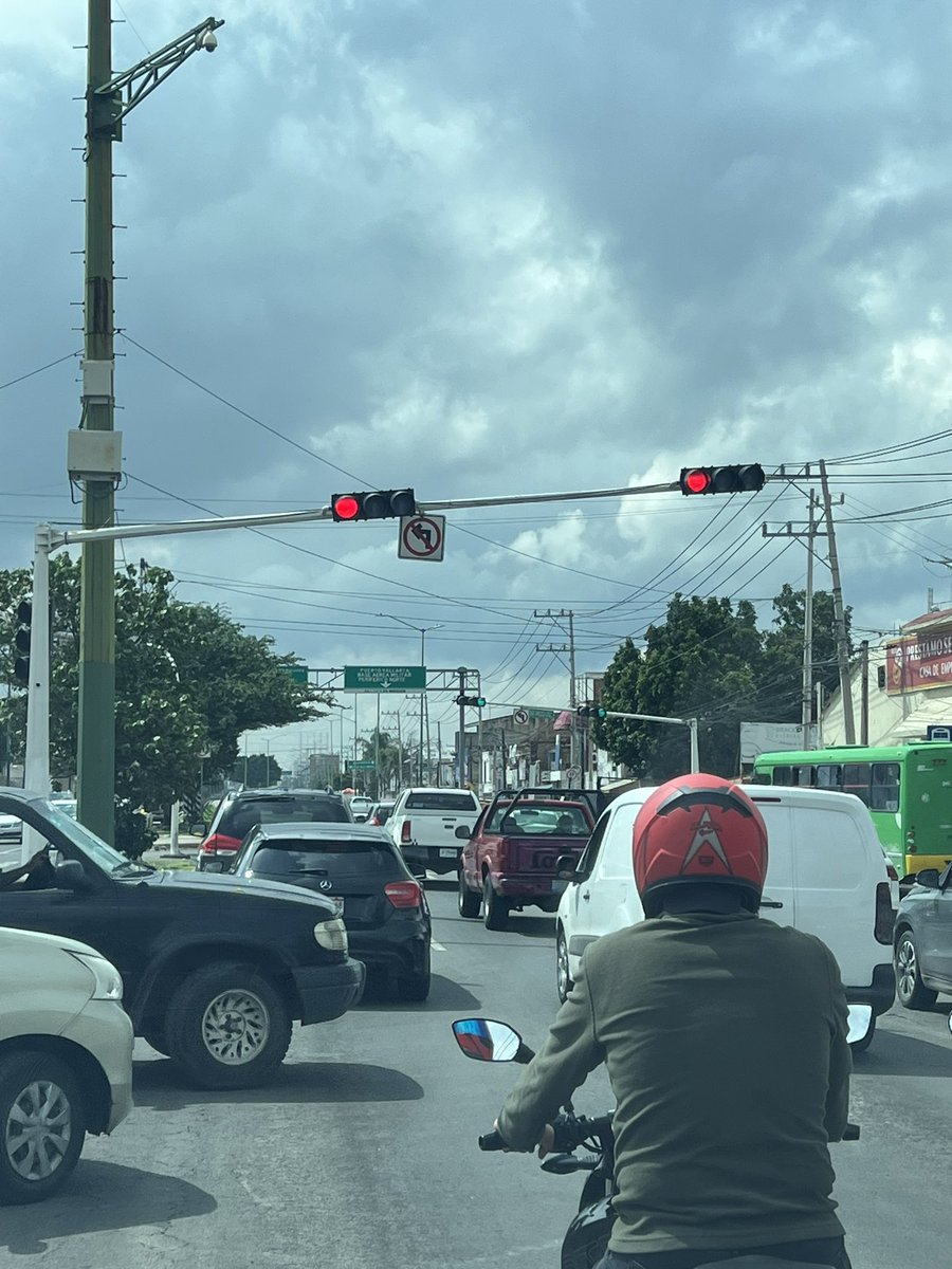 zurusa's tweet photo. @Trafico_ZMG Semaforos mal sincronizados en Juan Gil
Preciado enfrente de la ferretería Moya (Calle la Cardona) provoca largas filas y embotellamiento en ambos sentidos https://t.co/Y5XccNiPnj