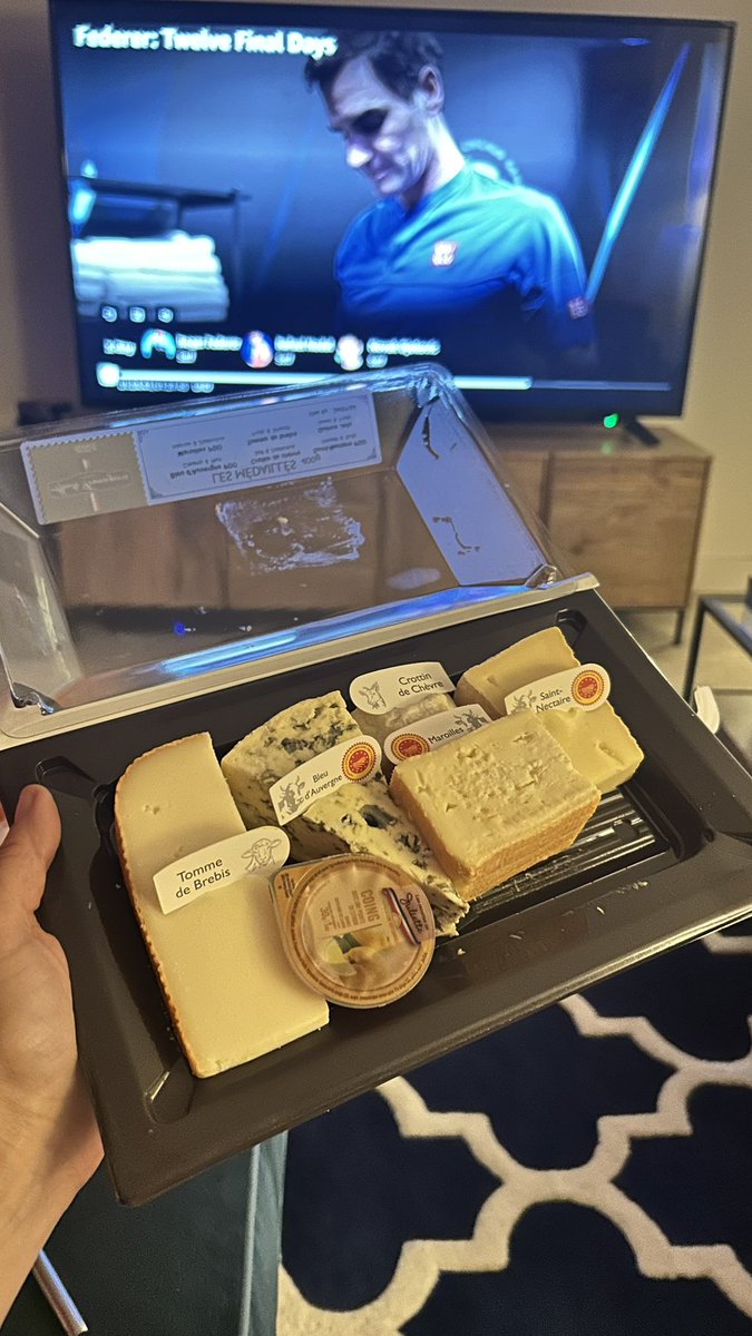 LouiseTollick's tweet image. Federer + Fromage 👌 

@rogerfederer #Federer #CheeseAddict 🎾🧀