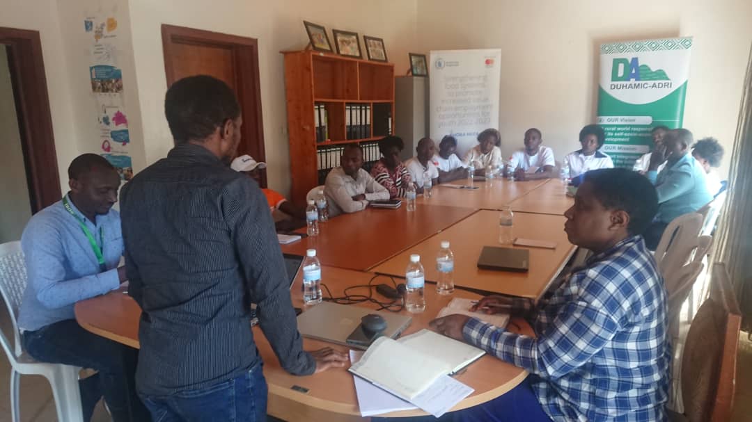 jadohkwizera's tweet photo. Collab avec les jeunes apiculteurs du sud province sous projet #SHORANEZA de @WFP #Rwanda en partenariat avec @Duhamic1 & @MastercardFdn
Pour faire apicultur durable pour la bonne santé des abeilles & de l'homme, Saisirons les fortunes à grignoter envers des affaires de miel https://t.co/jRnTSedrlB