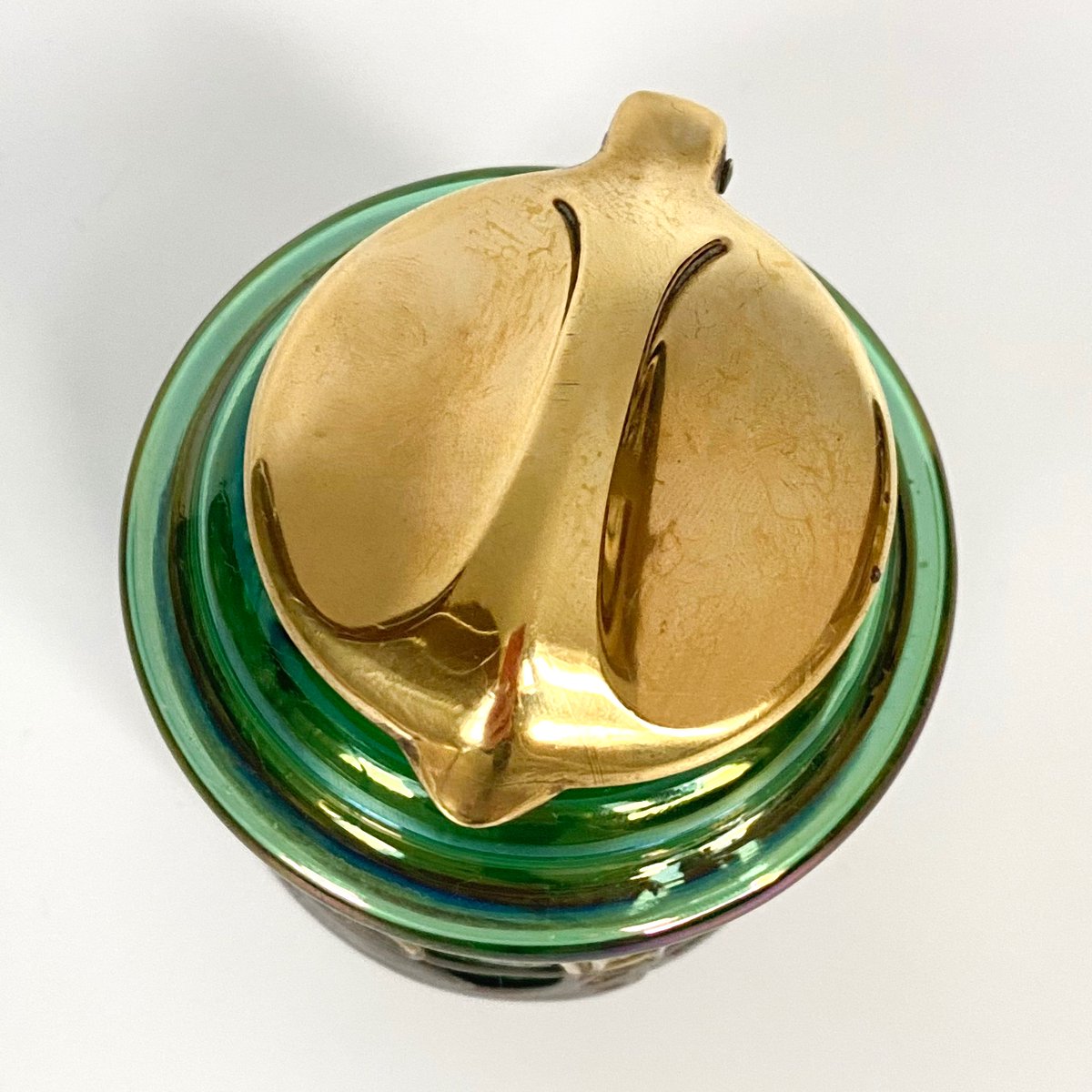 Gorgeous and rare Art Nouveau iridescent green glass inkwell with brass lid and brass and pewter water lily pattern casing. German registration design and patent marks, early 1900s. Message me with an offer!
priddeythings.etsy.com/listing/163633…
#artnouveau #VintageCollectibles #antiques