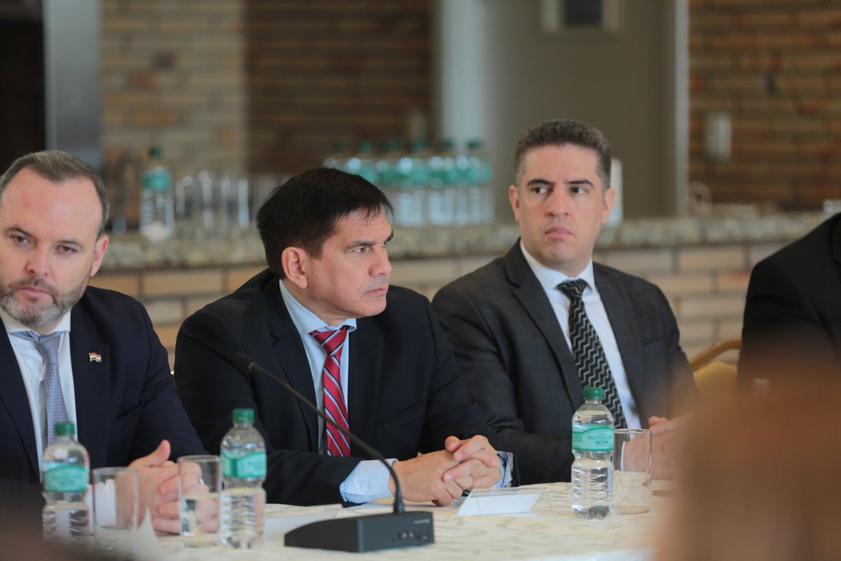 IPParaguay's tweet photo. El Equipo Nacional de Estrategia País #ENEP se reunió este martes con el objetivo de establecer tareas más coordinadas y articuladas con miras a los proyectos emprendidos por el Gobierno. 

El encuentro fue liderado por el presidente @SantiPenap 

🔗 https://t.co/IiqNSG0fMc https://t.co/sseHWgUL1R
