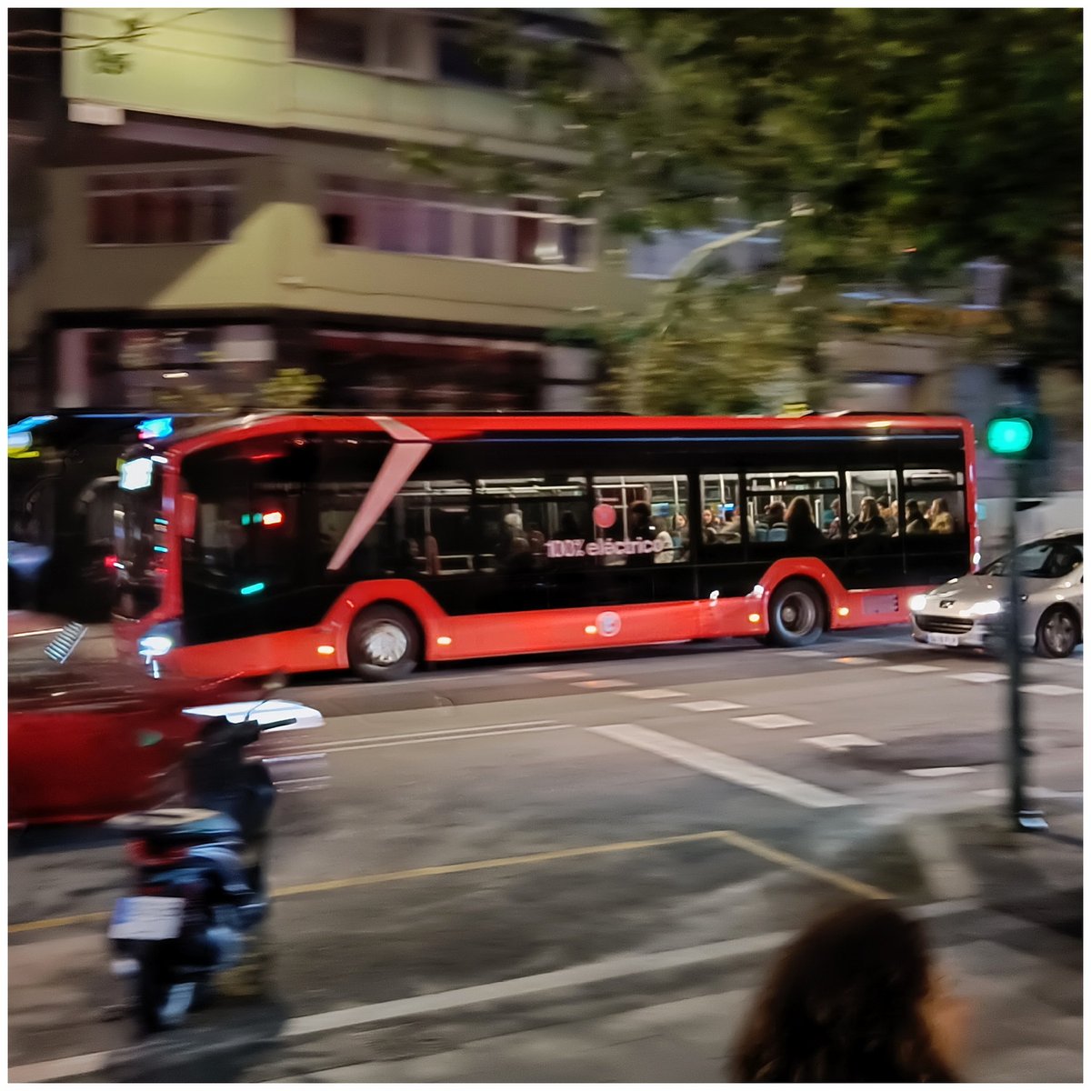 BlogBusurbano's tweet image. Claro, es eléctrico; y por no molestar ni hacer ruido, tampoco "habla".
¡Qué más se puede pedir! 😅

Bueno, sí...: se pueden pedir más #BusesNuevos porque, realmente, el único al que puedes referirte (¡a día de hoy, ojo!) es este, el más reciente #Bus428, electrico, en la #Lín2A.