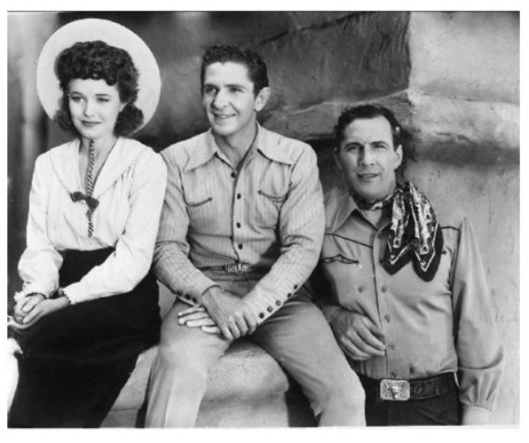 AventurasDeTom's tweet photo. Tom Tyler with Bob Steele and Lois Collier in "Raiders of the Range" (1942), a Three Mesquiteers western from Republic Pictures
#ThreeMesquiteers #TomTyler #BobSteele #LoisCollier #western #RepublicPictures #RufeDavis https://t.co/3xgvzJKfQb