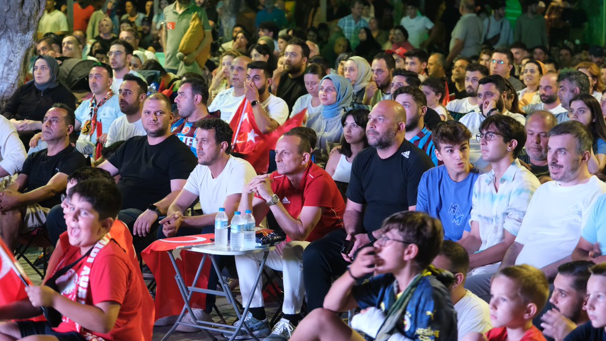 Muhteşem bir zafer, muhteşem bir gece...
Harikasınız çocuklarrrr❤️🤍
Türkiye Çeyrek Finalde!