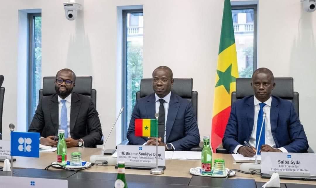 GregoireTour's tweet photo. Le Sénégal vient d’intégrer officiellement l’Organisation des pays exportateurs de pétrole (#Opep), quelques semaines après l’annonce de l’extraction des premiers barils de pétrole.
L’intégration a été officialisée, ce lundi 1er juillet, à Vienne, en Autriche
#Sénégal 
#kebetu https://t.co/HDDlfxHugE
