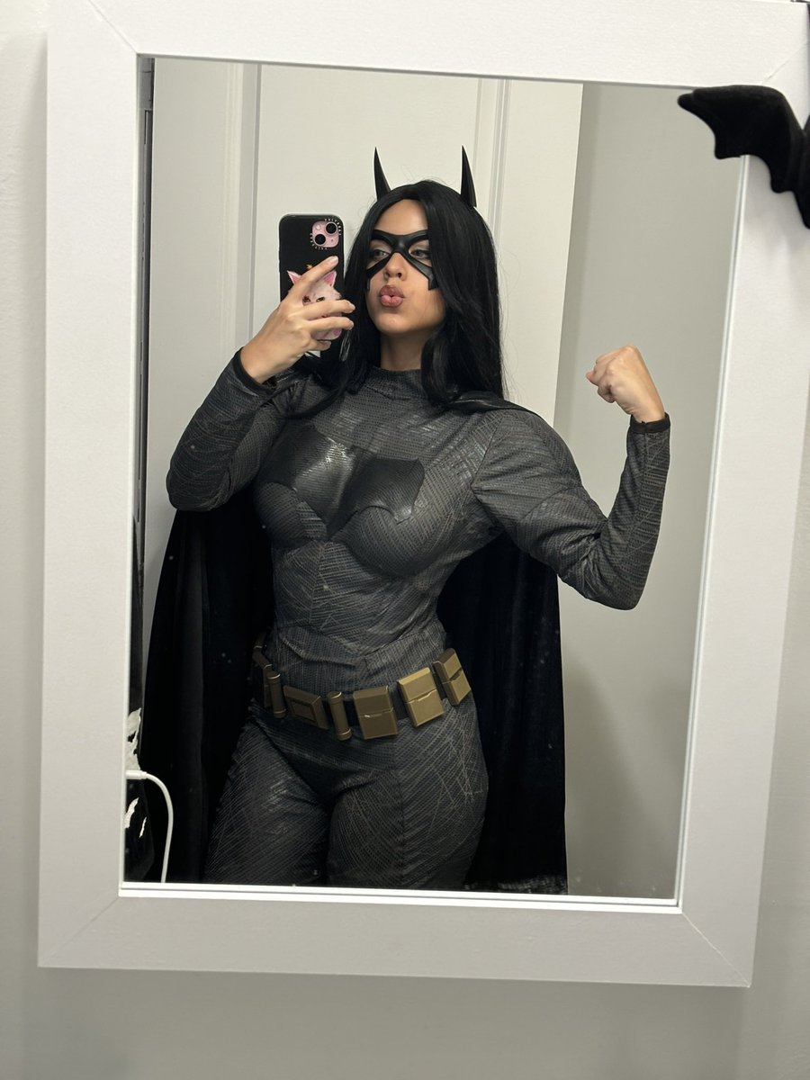 SnarkyJCosplay's tweet photo. Live on Twitch in THIS to hangout and chat in 15 minutes! https://t.co/BPUpFGE2Qh https://t.co/oL0JgY6XHB