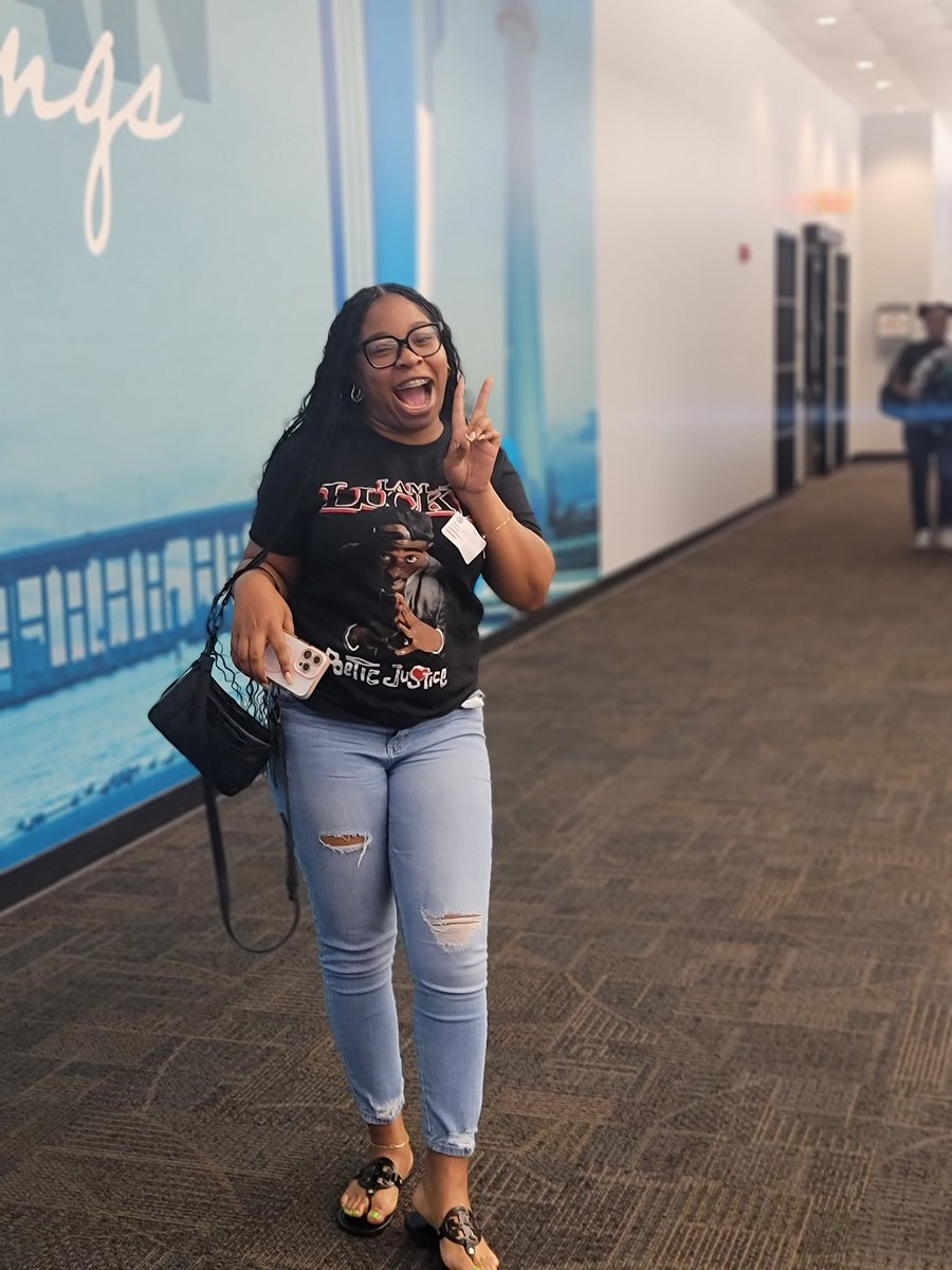 Our super excited agent, Zakiya, is showing all smiles as she celebrated getting a sale before lunch! Thank you so much for all your hard work!