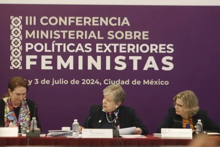 Rindió homenaje a #VilmaEspín la Conferencia ministerial sobre política exterior feminista que se realiza en México, por su legado en defensa de los derechos de las mujeres.
#MujeresEnRevolución
x.com/EmbaCuMex/stat…