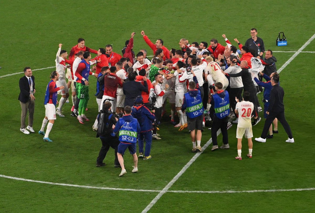 Besiktas's tweet photo. Yer, gök inledi! 👊

Sizinle gurur duyuyoruz çocuklar... 🇹🇷

#EURO2024 | #BizimÇocuklar https://t.co/97MHkeM70d