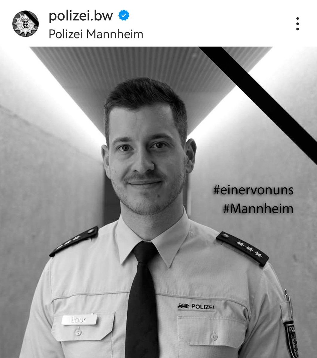 michaelamouse25's tweet photo. 1 monat 😭💔
 
Lieber Rouven , du wunderschöner Engel 🕊 du wirst schrecklich vermisst 😭 dein schönes Lächeln, deine Art,  deine Hilfsbereitschaft wird schrecklich vermisst 💔

Danke für deinen mutigen Einsatz❤️

Wir liebe dich Rouven 💙
#Mannheim #FürRouven
#Rouven #HeroRouven https://t.co/qlmogDNNL1
