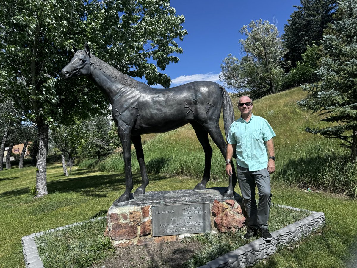 AwayTheyGo's tweet image. Can’t drive by Douglas, Wyoming without paying respects to SIR BARTON, our 1st Triple Crown winner. He has a beautiful resting place in Washington Park. ⁦@Steve_Byk⁩ ⁦@TheSirBarton⁩ ⁦@FanDuelTVMike⁩ ⁦@derbymuseum⁩ ⁦@jayprivman⁩ #WhoKnew