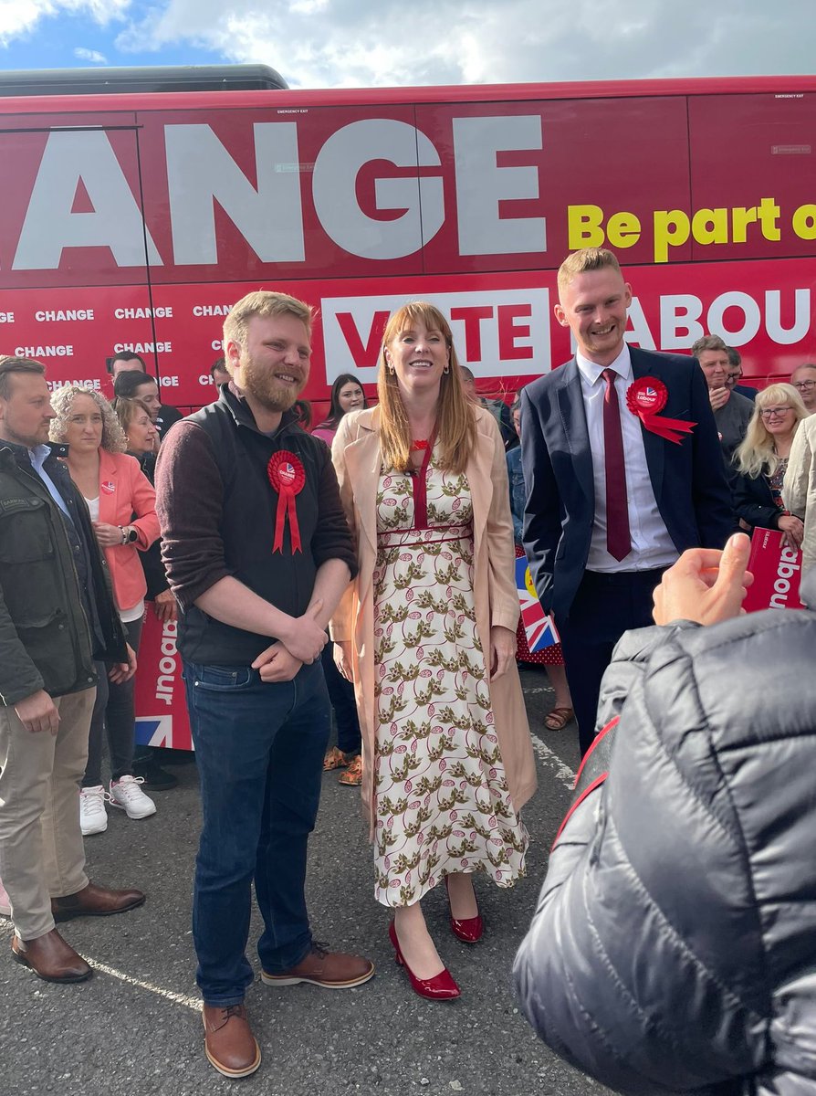 Can't spell Change without Ange! 

Pleasure to meet up with the Labour battle bus in Middlesbrough with @luke_myer and <a href="/AngelaRayner/">Angela Rayner</a>. Two days to go.