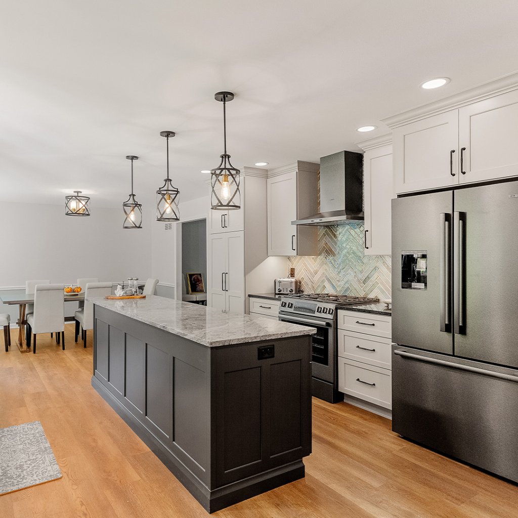 Our designers thrive on the blank canvas of open spaces to craft stunning entertaining areas in your home. Let's turn your vision into reality and make entertaining a breeze! <a href="/Showplace_Cab/">Showplace Cabinetry</a>  Sterling door Perimeter: Light Mocha Island: Iron Ore