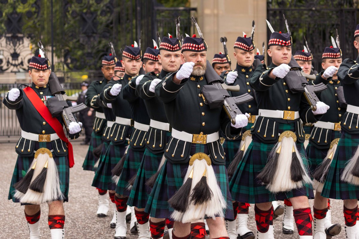 🇬🇧🏴󠁧󠁢󠁳󠁣󠁴󠁿 HM The King inspects personnel from the <a href="/BritishArmy/">British Army 🇬🇧</a>'s Royal Regiment of Scotland at Holyroodhouse, launching the annual royal visit to Scotland. 

From ceremonial parades to frontline operations, the excellence of our Armed Forces is clear in every aspect of their service.