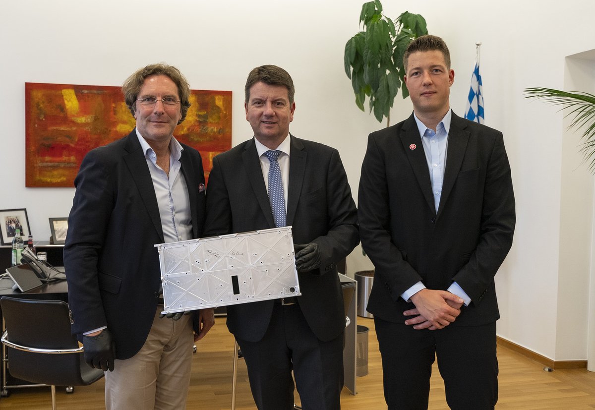 BayStMI's tweet photo. #Bayern|s Innenstaatssekretär @_SandroKirchner hat heute die Firma @OroraTech aus #München zu einem Gespräch empfangen. 👥

➡️ Im Fokus lag die satellitengestützte Früherkennung von (Wald-)bränden. #Ororatech entwickelt und produziert dazu in Bayern eigene Satelliten. 🔥 🛰️ https://t.co/MOgiPBgYKT