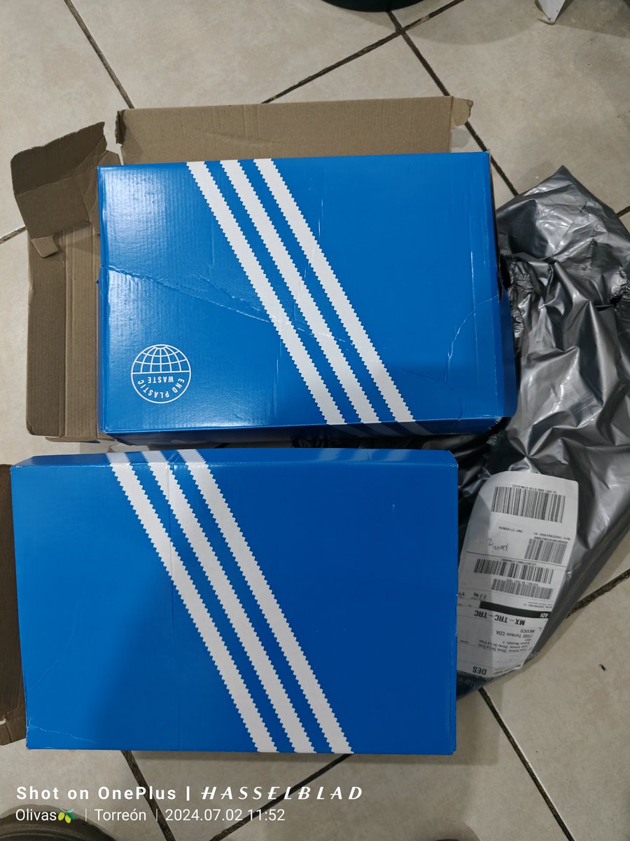 ScandaLOWso's tweet photo. Tío @InnvictusMX tío @adidasMX , a quien se le ocurrió mandar dos pares en una bolsa de plástico? Las cajas llegaron destruidas. https://t.co/zohTcItJ9E
