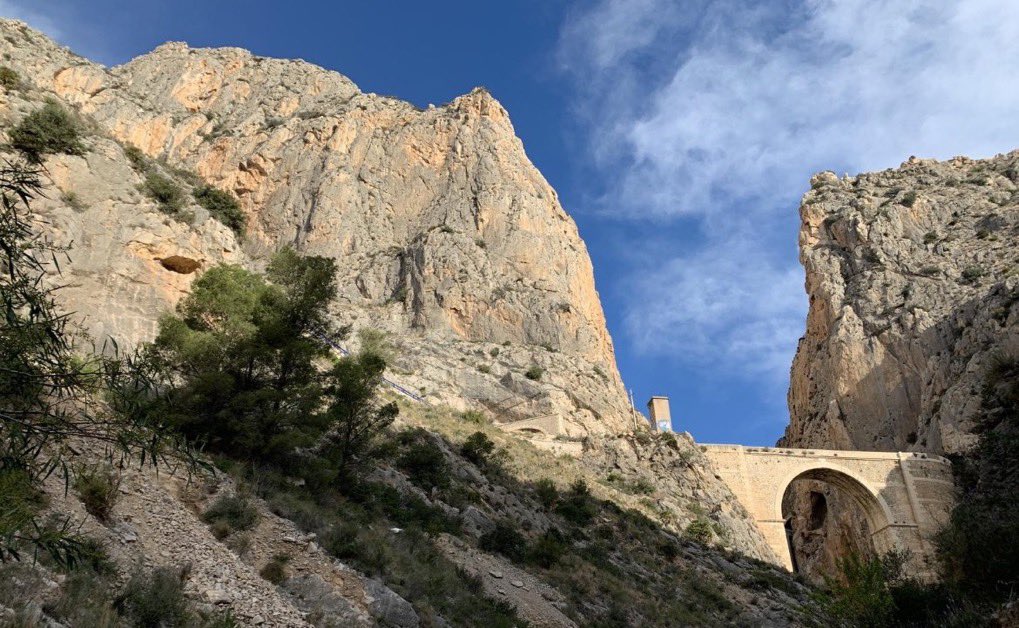 Ja fa molts anys, aproximadament cap a finals del segle XVIII o XIX, era molt normal la presència de bandolers a les nostres muntanyes. Estos eren perfectes coneixedors del terreny, i estaven sempre a l'aguait d'algun viatger distret per a aprofitar-se d'ells.

Aquesta llegenda