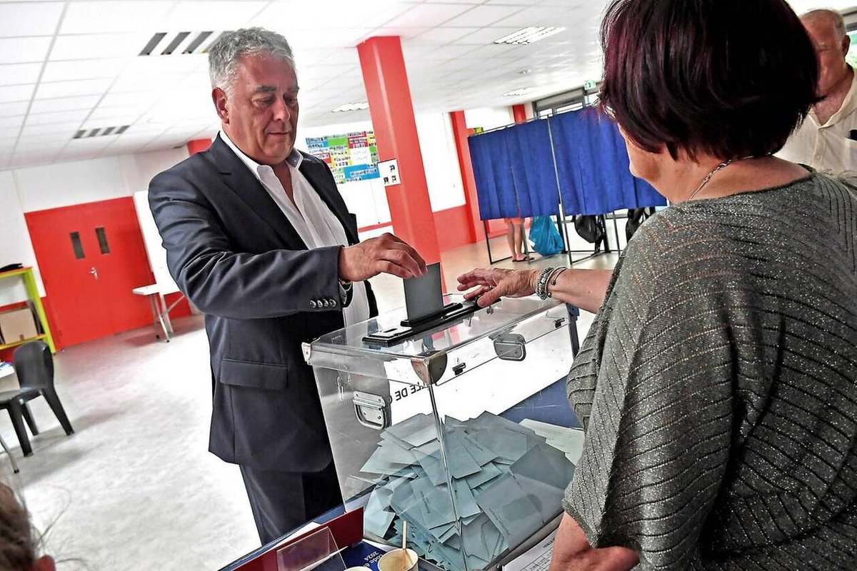 F_Desouche's tweet photo. Le maire de Cholet Gilles Bourdouleix (LR-RN)  qui avait indiqué par SMS lundi  à un journaliste qu’il renonçait au second tour, bluffait. Il sera finalement candidat. 
Il a raconté ça pour que France Moreau (LFI) maintienne sa candidature. Et il a réussi. #legislatives2024