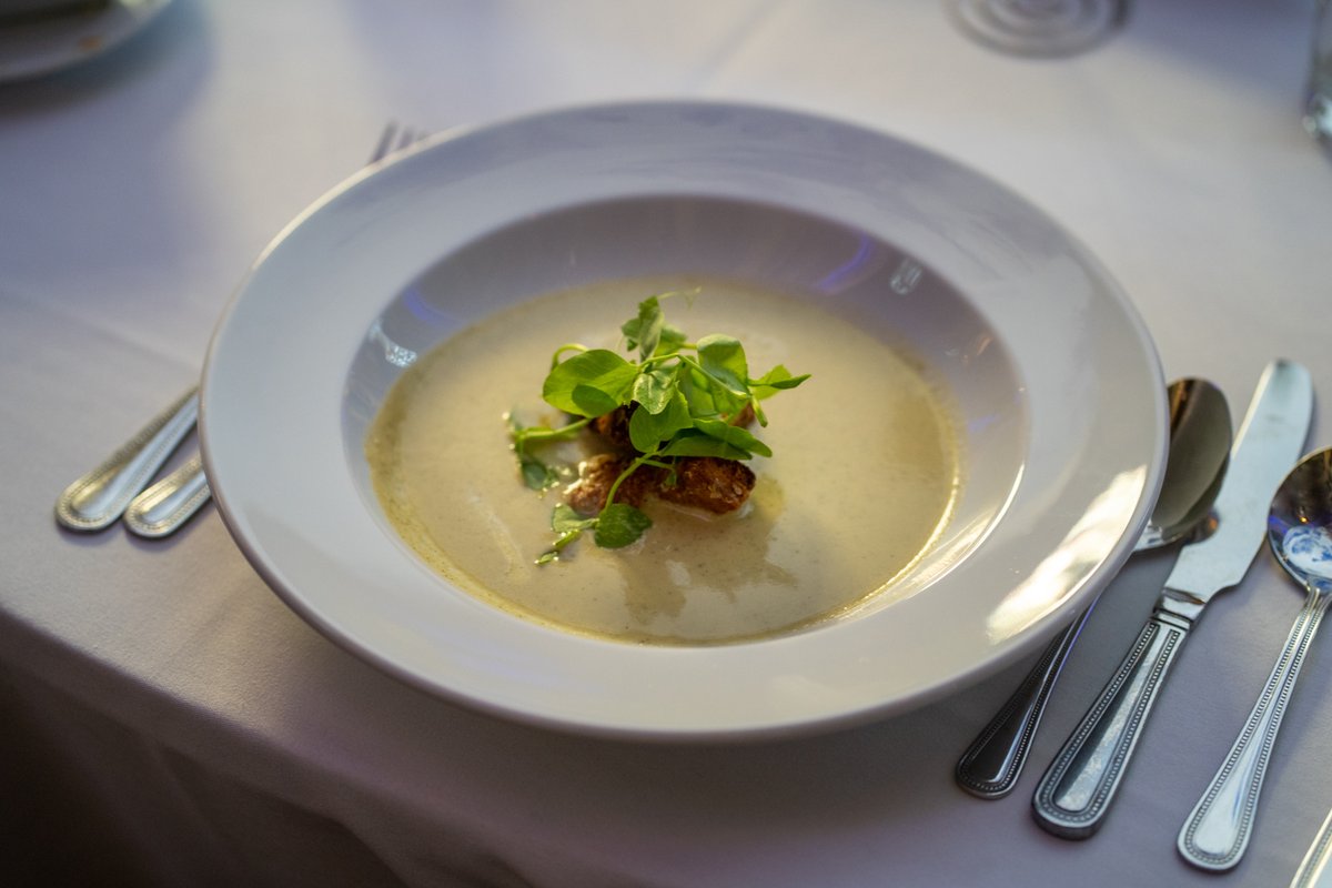 Sit down and gaze up to thousands of Peace Doves in the Nave of Durham Cathedral as you enjoy an exclusive 3-course meal 🕊 

📅Thursday 22 and 29 August, 7.30pm
Book your place here➡️ ow.ly/TXC550StOfE