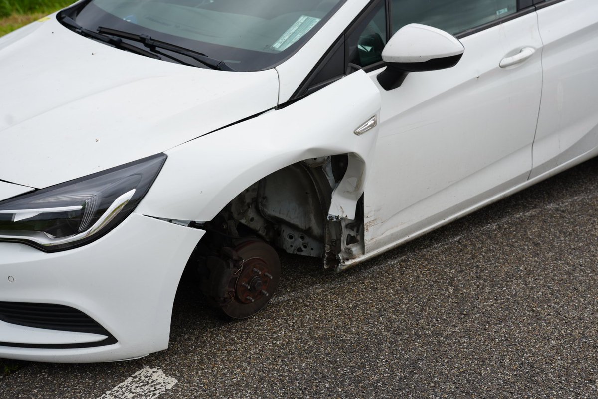 GLOCALmedia112's tweet image. Taxi raakt voorwiel kwijt bij 80 km/u op de N249 bij Anna Paulowna, kwam net bij de garage vandaan. 'Niet goed vastgezet', zei de monteur... 

#glocalmedia #prio1 #hollandskroon