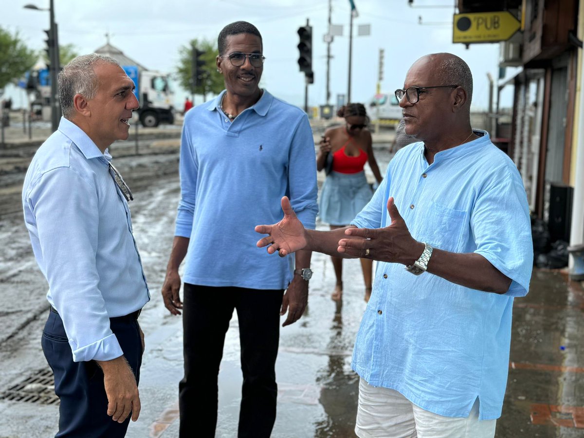 😰😵‍💫 Rude matinée à la rencontre des sinistrés du Centre-Ville après les inondations dues à Beryl. ⛈️🌪️
J'ai constaté les nombreux dégâts et recensé les demandes d'aides les plus urgentes. Soutien indéfectible aux sinistrés. ❤️‍🩹
#Foyalblése #késalévé #solidarité #entraide