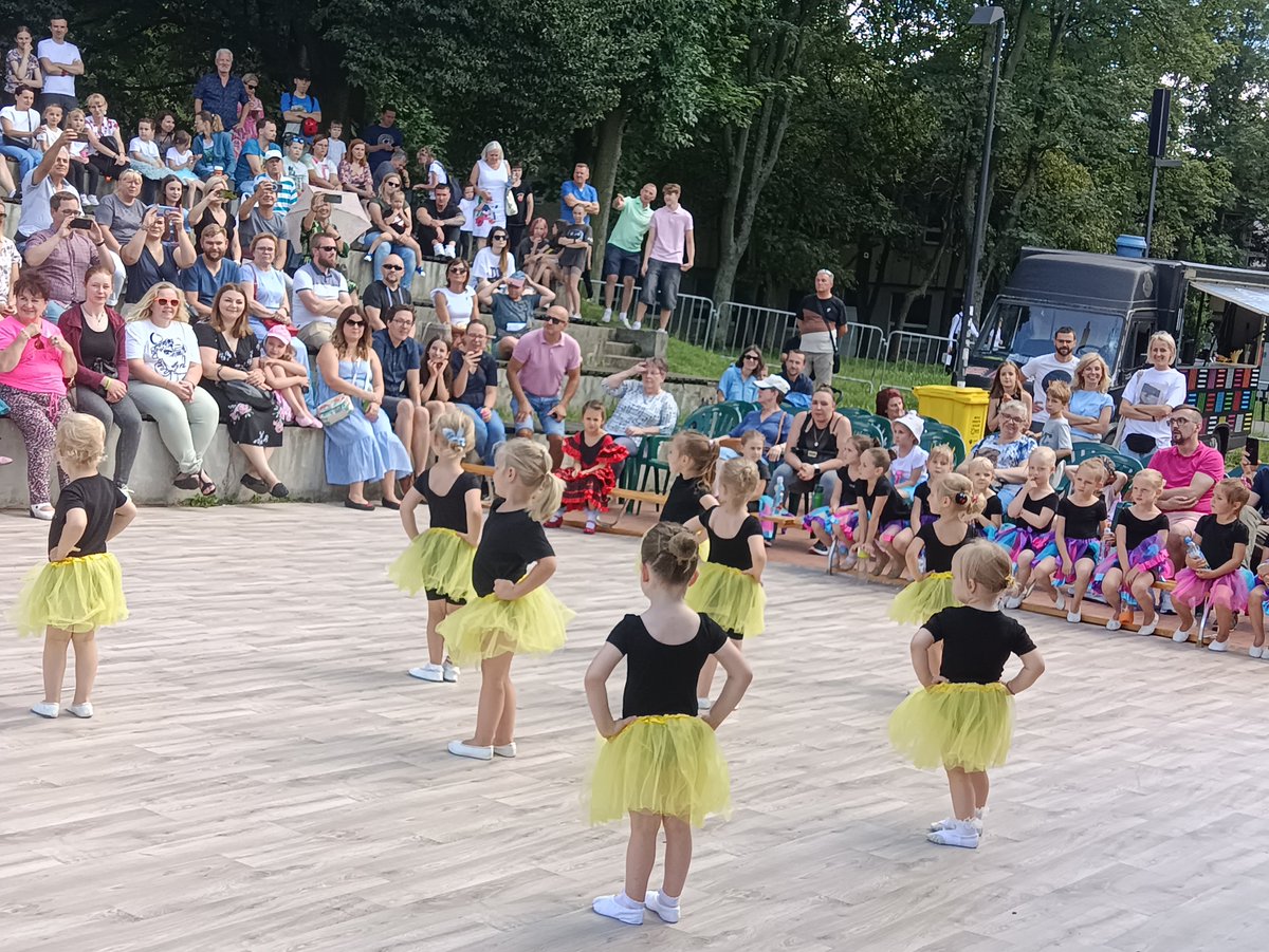 IETU_PL's tweet photo. The Oak Days Festival @miasto_katowice  on June 22 was a great event👍🤩👏during which the 🇪🇺@UPSURGE_H2020 project and #IETU shared👥knowledge about greening cities🌳🌻 green tram &amp; bus stops🚊🚍 #NatureBasedSolutions #biodiversity 🦋quality and adaptation to #climatechange💧🏡 https://t.co/UnCkzIlITn