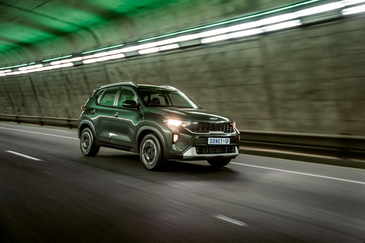 AutoTraderSA's tweet photo. How do the latest @HavalSouth #Jolion Pro's running costs compare with its key Chinese rival, the @SA_Chery #Tiggo4Pro, and the recently updated @KiaSouthAfrica #Sonet? Let's find out! https://t.co/Mfw3MiPvLP https://t.co/AEgrrBNd3b