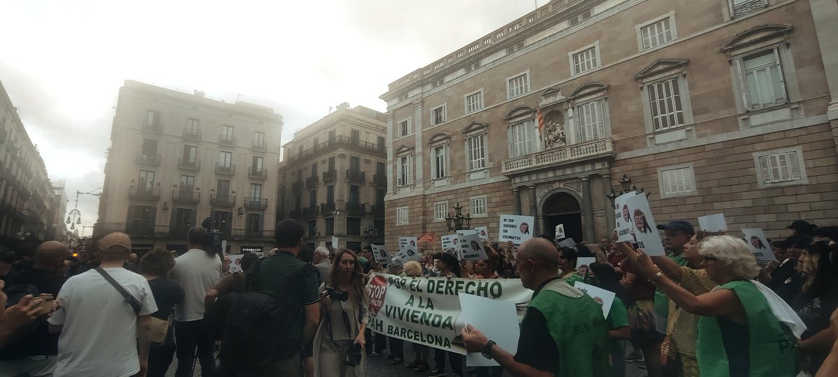 "Quan la vida de dues germanes val 9000 euros, és el moment de reflexionar en quin tipus de societat vivim i en quina volem viure. Des de La PAH ho tenim molt clar, volem una societat on ningú hagi de morir per no poder pagar un sostre on viure."