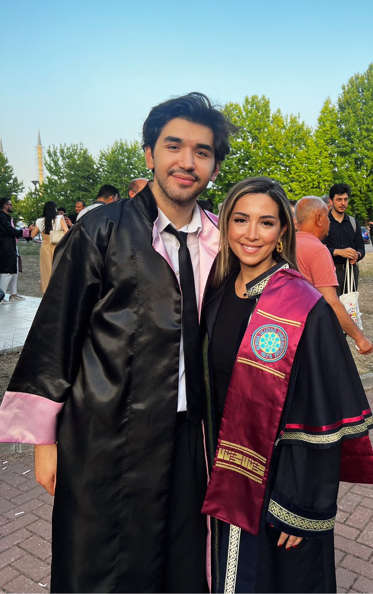 Bir akademisyen için mezuniyet en keyifli anlardan biri. 

Üstelik bu sene bir felaketin kıyısından döndük. Ama çabuk toparladık.

Kaldığımız yerden devam ettik. 
Tabii ki hatıra fotoğraflarımızı çektirdik. 

(Hepsini koymak isterdim ama olmuyor🤷‍♀️)