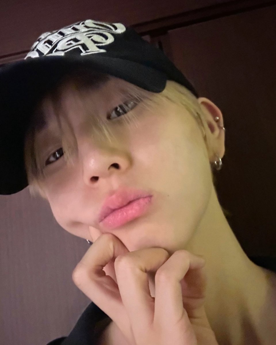 baekseugn's tweet photo. who wants to take a walk with me? https://t.co/J00K7Nr6Bt
