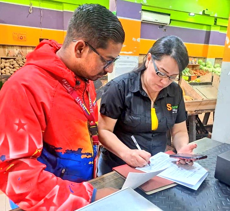 SENIAT_Oficial's tweet photo. ℹ️🗞️ EsNoticia: DURANTE OPERATIVO NACIONAL DE VDF REGIÓN CENTRAL VISITA COMERCIOS 

📲 Para ampliar esta información ingresa a nuestro portal web ➡️ 
https://t.co/qQiGH1Gx0Z
#SENIATPotenciaLaEconomía https://t.co/VFU7uX7gMS