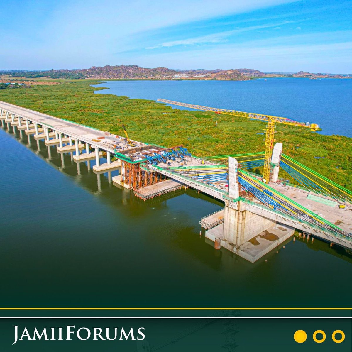 JamiiForums's tweet photo. Daraja la J.P. Magufuli (Kigongo – Busisi) lenye urefu wa Kilomita 3 na Barabara unganishi Kilomita 1.66 linatarajiwa kuanza kutumika Desemba 30, 2024 likiunganisha Barabara Kuu ya #Usagara –#Sengerema – #Geita zenye urefu wa Kilomita 90

Meneja wa Wakala ya Barabara Tanzania - TANROADS Mkoa wa #Mwanza, Mhandisi Paschal Ambrose amesema hayo na kuongeza kuwa Utekelezaji wa Mradi huo umefikia 88.61% na kuwa litakuwa Daraja refu zaidi #Tanzania na Afrika Mashariki na Kati 

Ameongeza kuwa Usanifu wa daraja hilo umetumia Teknolojia ya Madaraja marefu (Long Span Bridges) inayoitwa “Extra Dosed Bridge” ambapo kutakuwa na Nguzo Kuu (Pylons) 3 zenye kimo cha Mita 40 na umbali Mita 160 kutoka nguzo moja hadi nyingine

Soma https://t.co/6tQOPO5BNz

#JFHuduma #Governance #JamiiForums