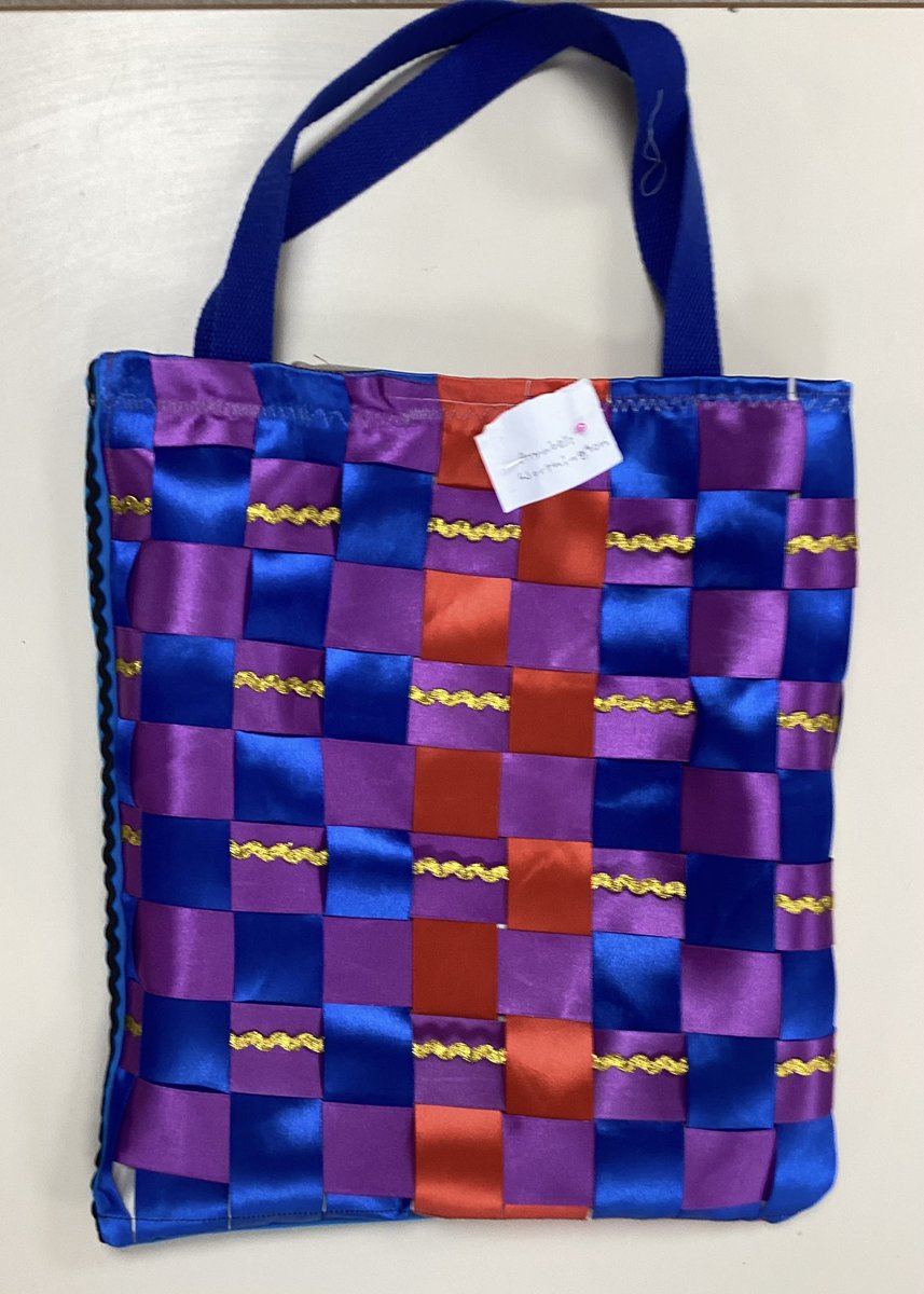 PipersArts's tweet image. More fantastic tote bags finished off in todays lesson! Excellent work year 7! #PipersYear7 #PipersSenior