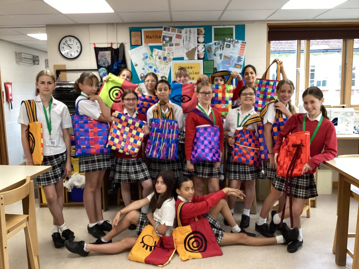 PipersArts's tweet image. More fantastic tote bags finished off in todays lesson! Excellent work year 7! #PipersYear7 #PipersSenior