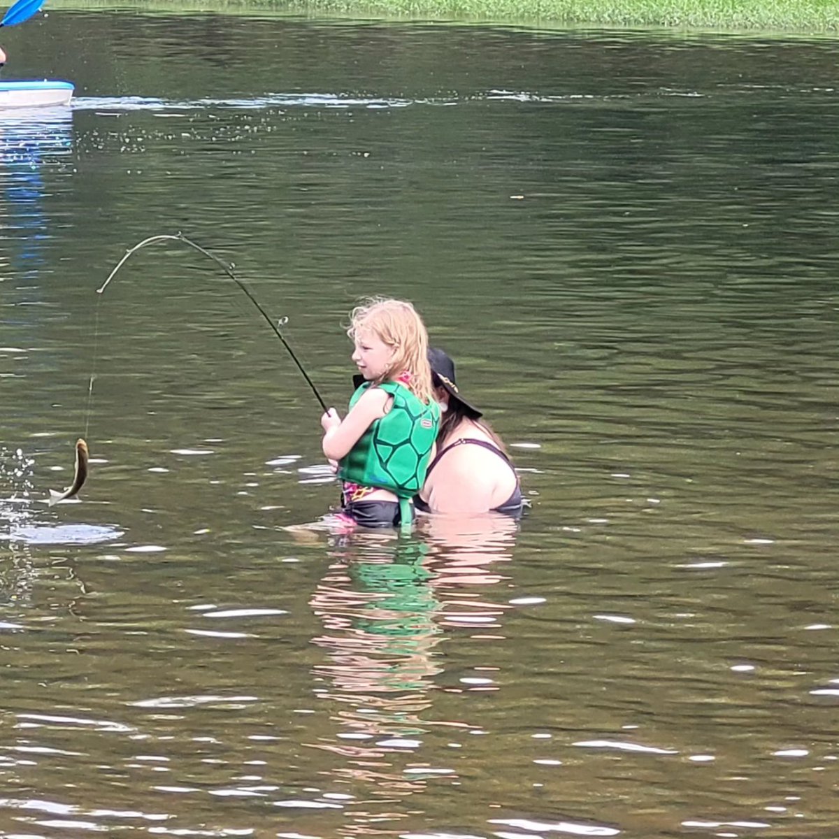 RedDaggerTV's tweet image. Camping pt.1 
2 adults 2 kids and 3 dogs.
Eevees first fish, first fins and goggles, and kayak ride.