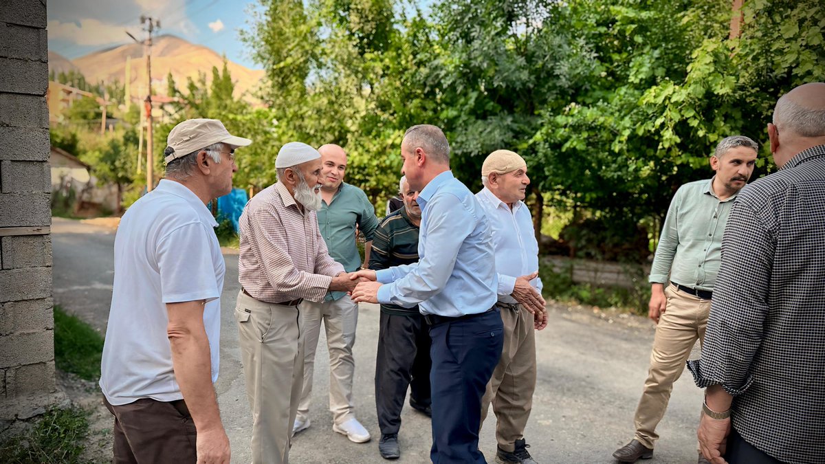 KayaZeydin's tweet photo. 📍Hakkari 

✅️ Merkez/Biçer Mahallesi 

Biçer Mahallesi Acarlar Semti'nde, mahalle muhtarımız ve kıymetli vatandaşlarımızla bir araya geldik.  

Katraması Deresi Üzerinde Molla Osman Köprüsü'nün yapım çalışmasına kısa sürede başlanacağı MÜJDESİNİ verdik. 

Valimiz Sn. Ali ÇELİK'in talimatlarıyla gerekli ödenekler tahsis edildi. 

Vatandaşlarımızın talep ve sorunlarına çözüm bulmak için kurumlarımızla gerekli çabaları göstermeye devam edeceğiz. 

@Akparti
@RTErdogan
@erkankandemir