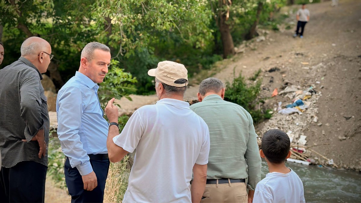 KayaZeydin's tweet photo. 📍Hakkari 

✅️ Merkez/Biçer Mahallesi 

Biçer Mahallesi Acarlar Semti'nde, mahalle muhtarımız ve kıymetli vatandaşlarımızla bir araya geldik.  

Katraması Deresi Üzerinde Molla Osman Köprüsü'nün yapım çalışmasına kısa sürede başlanacağı MÜJDESİNİ verdik. 

Valimiz Sn. Ali ÇELİK'in talimatlarıyla gerekli ödenekler tahsis edildi. 

Vatandaşlarımızın talep ve sorunlarına çözüm bulmak için kurumlarımızla gerekli çabaları göstermeye devam edeceğiz. 

@Akparti
@RTErdogan
@erkankandemir
