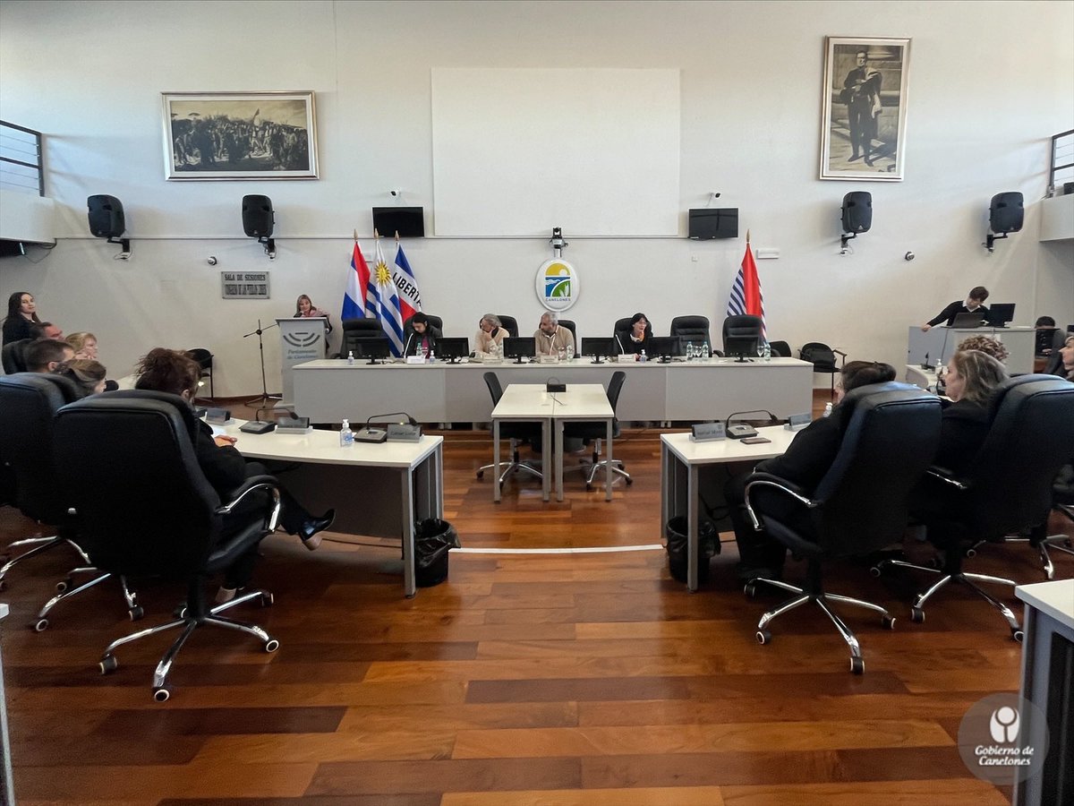 IdCanelones's tweet photo. 📃 En la Junta departamental de #Canelones, se realiza entrega de certificados del programa Mandos Medios. https://t.co/uuCJkrkCje