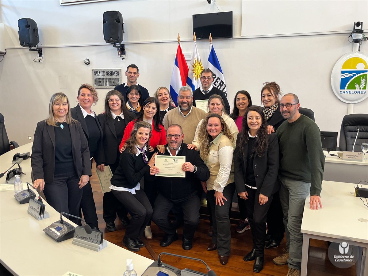 IdCanelones's tweet photo. 📃 En la Junta departamental de #Canelones, se realiza entrega de certificados del programa Mandos Medios. https://t.co/uuCJkrkCje
