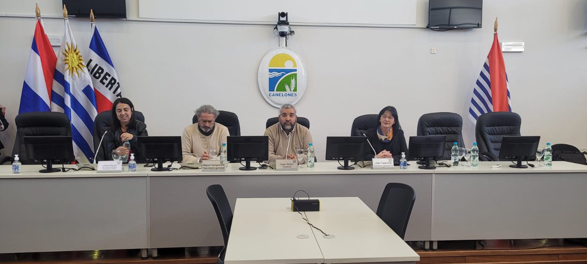 JuntaCanelones's tweet photo. 🔶️ Se realizó la entrega de certificados del Programa Mandos Medios a funcionarios/as de la Junta. 

La implementación del curso estuvo a cargo Centro de Estudios Estratégicos Canario de la @IdCanelones https://t.co/MpkuX0RvT8
