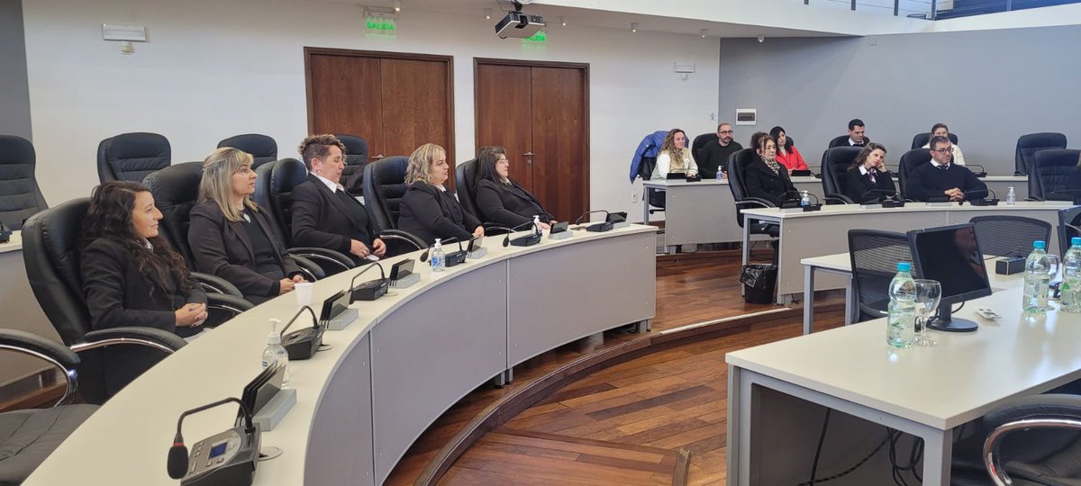 JuntaCanelones's tweet photo. 🔶️ Se realizó la entrega de certificados del Programa Mandos Medios a funcionarios/as de la Junta. 

La implementación del curso estuvo a cargo Centro de Estudios Estratégicos Canario de la @IdCanelones https://t.co/MpkuX0RvT8